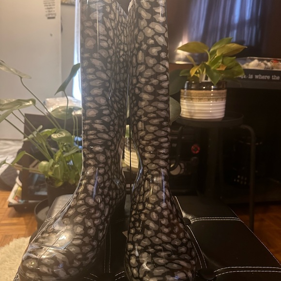 Black and white polkadot rain boots - Picture 4 of 4